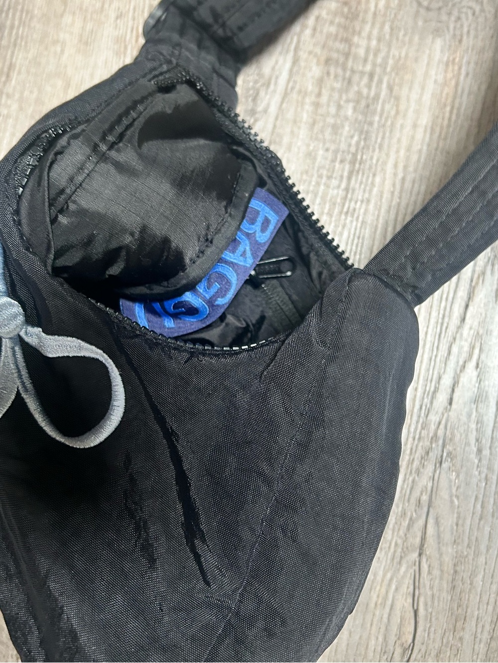 Baggu UO blue embroidered RIBBON 🎀 Mini Shoulder Bag BLACK Limited Edition! - Picture 4 of 7